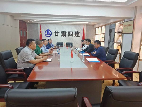 平?jīng)鍪懈笔虚L葉劍芳、平?jīng)鲢垂径麻L趙賢君一行赴蘭洽談融資擔(dān)保合作事宜(圖3)