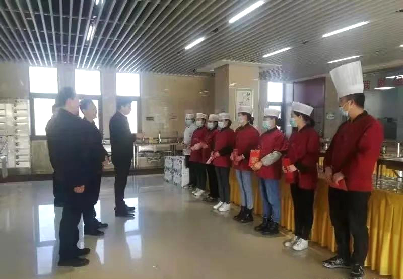 工業(yè)園區(qū)管委會(huì)、泓源公司慰問園區(qū)機(jī)關(guān)保安門衛(wèi)等一線人員(圖3)